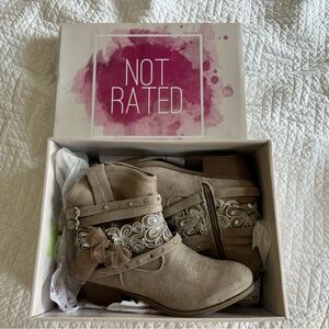 NWT Not Rated Midas Boots in Cream size 9.